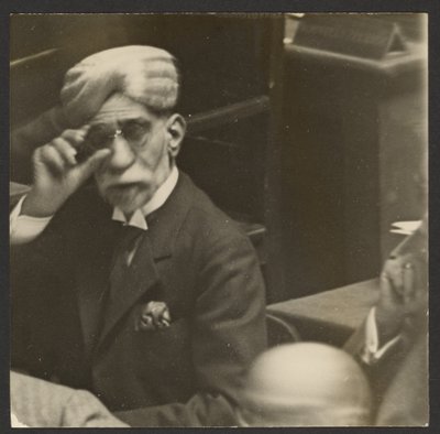 [Sittande man i turban och mörka glasögon] av Erich Salomon