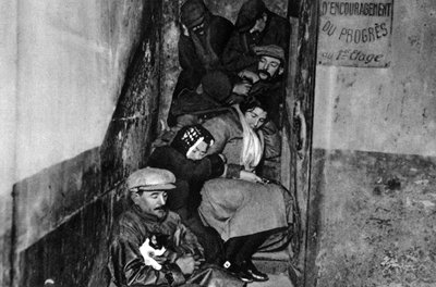 En trappa i ett natthärbärge, Paris, 1931. av Ernest Flammarion
