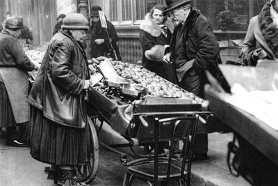 En typisk fruktförsäljare, Paris, 1931. av Ernest Flammarion