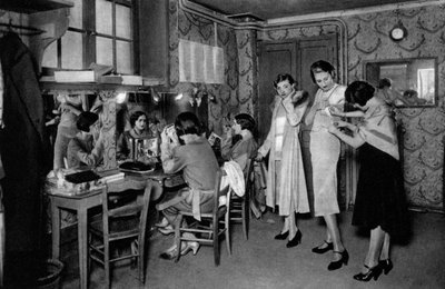 Modeller hos en stor sömmerska, Paris, 1931 av Ernest Flammarion