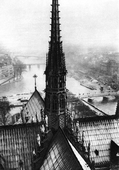 Notre Dames spira sett från tornen, Paris, 1931. av Ernest Flammarion