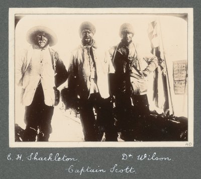 Ett gruppfoto av Shackleton, kapten Scott och dr Wilson på väg tillbaka till Discovery efter försöket att nå Sydpolen. Från album av Sir Ernest Henry Shackleton med titeln National Antarctic Expedition (1901-1903) av Ernest Henry Shackleton