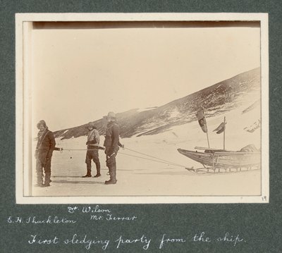 E H Shackleton, Dr Edward Wilson och Mr Hartley Ferrar (geologen) i sele till släden. Från album av Sir Ernest Henry Shackleton med titeln National Antarctic Expedition (1901-1903) av Ernest Henry Shackleton