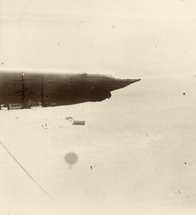 Tittar ner från ballongen på platån. Från album av Sir Ernest Henry Shackleton med titeln National Antarctic Expedition (1901-1903) av Ernest Henry Shackleton