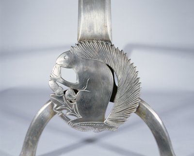 Eldhund föreställande en ekorre, ca 1905-10 (polerat stål) (detalj) av Ernest William Gimson