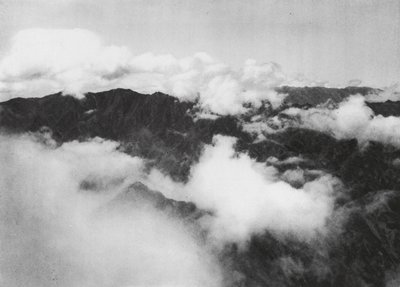 Hua shan, Pai yun, Shensi, Vita moln omger toppen av det heliga berget (svartvitt foto) av Ernst Boerschmann