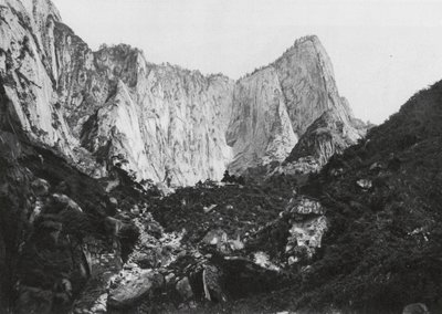 Hua shan, Shensi, cylindern på berget med de 5 topparna, mellersta och västra toppen (svartvitt foto) av Ernst Boerschmann