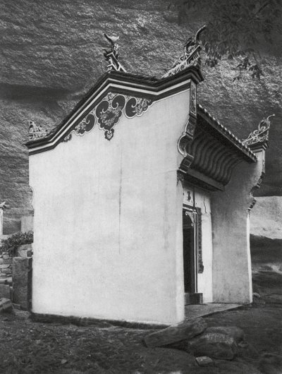 Ichangfu, Lung wang tung, Hupei, Porthallen i Drakkungens tempel (svartvitt foto) av Ernst Boerschmann