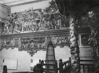 Kuangchou, Kuangtung, Kanton, Temple of the God of Medicine, Reliefer i huvudgården (svartvitt foto) av Ernst Boerschmann