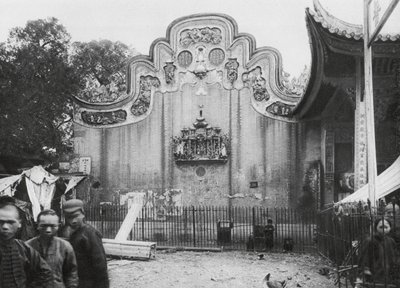 Kuangchou, Kuangtung, Temple for the God of Medicine, Gavel som vetter mot gatan (svartvitt foto) av Ernst Boerschmann