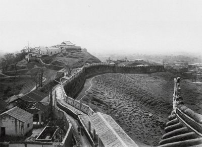 Kuangchou, Kuanyin shan, Kuangtung, Utsikt från det norra tornet på stadens norra mur och Kuanyin-kullen (svartvitt foto) av Ernst Boerschmann
