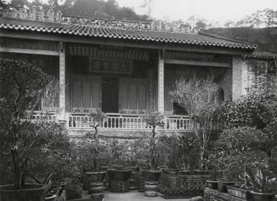 Kuangchou, Pai yun shan, Neng jen sze, Kuangtung, Stora salen i Neng Jen-klostret (svartvitt foto) av Ernst Boerschmann