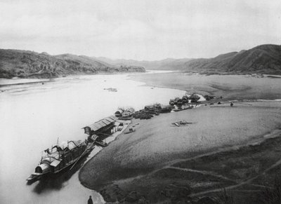 Kuei kiang, Kuangsi, Kuei-floden, Båtar längs stränderna (svartvitt foto) av Ernst Boerschmann