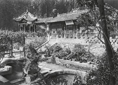 Miao tai tze, Shensi, klosterträdgård (svartvitt foto) av Ernst Boerschmann