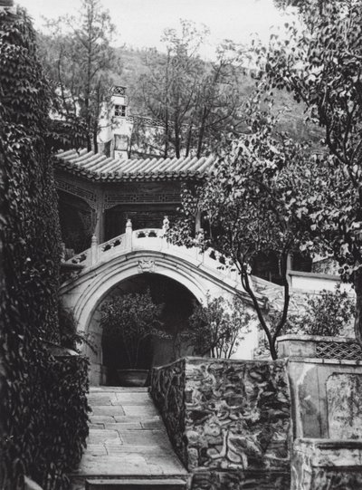 Peking, Si shan, Shih tze wo, Chihli, Klosterträdgård i de västra bergen (svartvitt foto) av Ernst Boerschmann