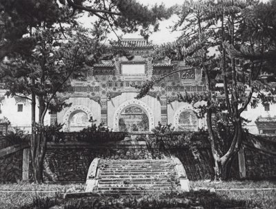 Peking, Si shan, Tsing i yuan, Chihli, Färgad glaserad port i de västra kullarna nära Peking (svartvitt foto) av Ernst Boerschmann