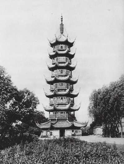 Shanghai, Lung hua ta, Kiangsu, Pagoden för drakens skönhet (svartvitt foto) av Ernst Boerschmann