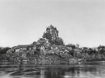 Shih pao chai, Wan yin shan, Szechuan, by och helig klippa vid Yangtze (svartvitt foto) av Ernst Boerschmann