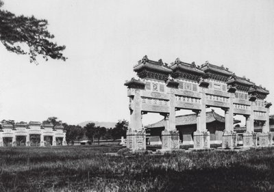 Siling, Chihli, Manchu-dynastins västra kejserliga gravar, huvudingång (svartvitt foto) av Ernst Boerschmann
