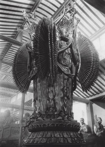 Suchou, Kieh tung sze, Kiangsu, Kuanyin med tusen armar och de fyra kardinalpunkterna i Kieh tung-klostret (svartvitt foto) av Ernst Boerschmann