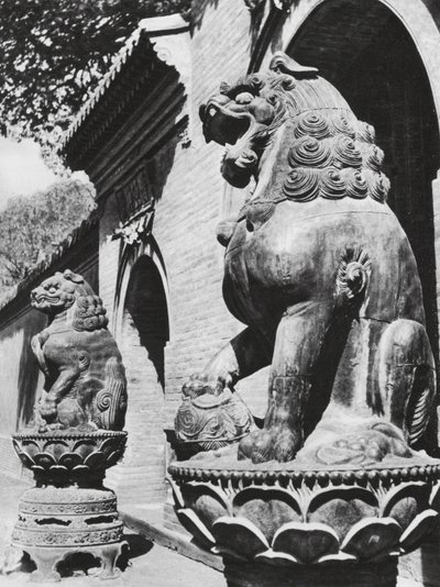 Taiyuanfu, Ta pei sze, Shansi, Bronslejon vid templets ingång (svartvitt foto) av Ernst Boerschmann