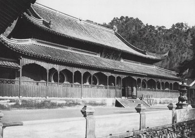 Tien tung sze, Chekiang, Stora salen i klostret för den himmelske pojken nära Ningpo (svartvitt foto) av Ernst Boerschmann