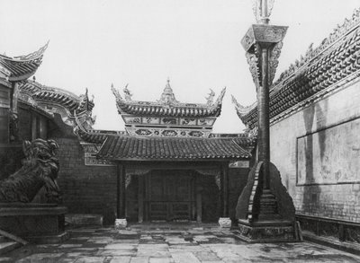 Tzeliutsing, Shansi hui kuan, Szechuan, Innergård med sidoingång och flaggstång i Shansi Club (svartvitt foto) av Ernst Boerschmann
