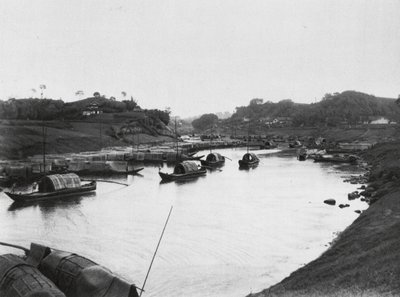 Tzeliutsing, Szechuan, Saltbåtar i industriområdet vid saltbrunnarna (svartvitt foto) av Ernst Boerschmann