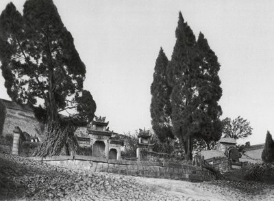 Wanhien, Kiao ting shan, Szechuan, Grav på sluttningarna av Kiao ting Hill nära Wanhien (svartvitt foto) av Ernst Boerschmann