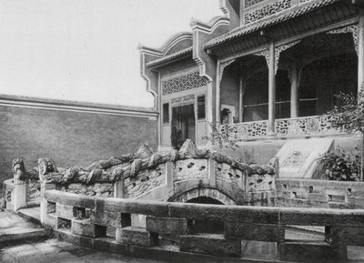 Wanhien, Wen miao, Szechuan, Förgård med damm och drakbro i Konfuciustemplet i Wanhien (svartvitt foto) av Ernst Boerschmann