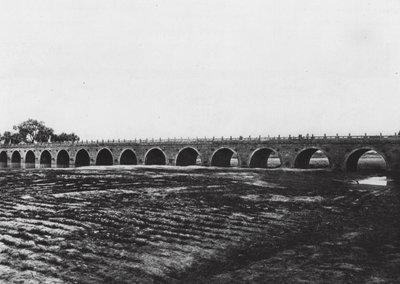 Yenchoufu, Shantung, bro (svartvitt foto) av Ernst Boerschmann