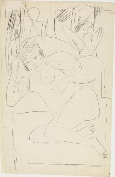 En kvinnlig akt som sitter hopkrupen i en fåtölj tillsammans med träfigurer av Ernst Ludwig Kirchner