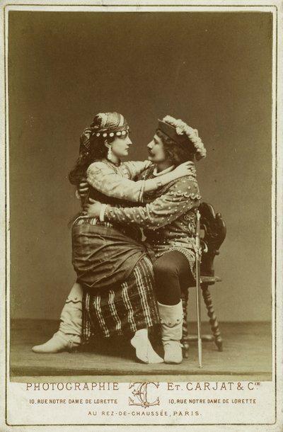 René Didier och Alice Lody i rollerna som Phoebus och Esmeralda av Etienne Carjat