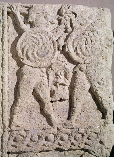 Detalj av en gravsten med två krigare i sten av Etruscan