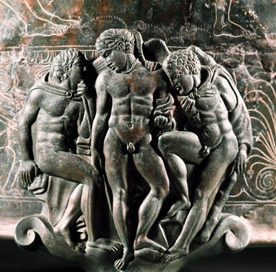 Etruskisk konst: detalj av foten av brons Ficoroni Cistus som representerar Hercules, Iolaos och Eros mellan dem. Från Preneste (Palestrina). 340 f.Kr. Museo Nazionale di Villa Giulia, Rom av Etruscan