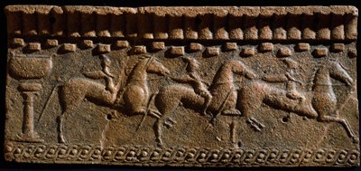 Etruskisk konst: frisdekoratör av riddare från en arkitektonisk ensemble i Murlo. 600-talet f.Kr. Murlo, Antiquarium Municipal, Italien av Etruscan