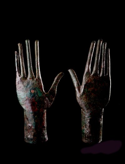 Etruskisk konst: två händer - Bronsstatyetter - 680-670 f.Kr. Dim H 23,5 cm Från graven av Carro di bronzo, Vulci av Etruscan