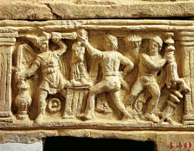 Etruskisk civilisation, tuff urna med scener av galler som plundrar tempel av Etruscan