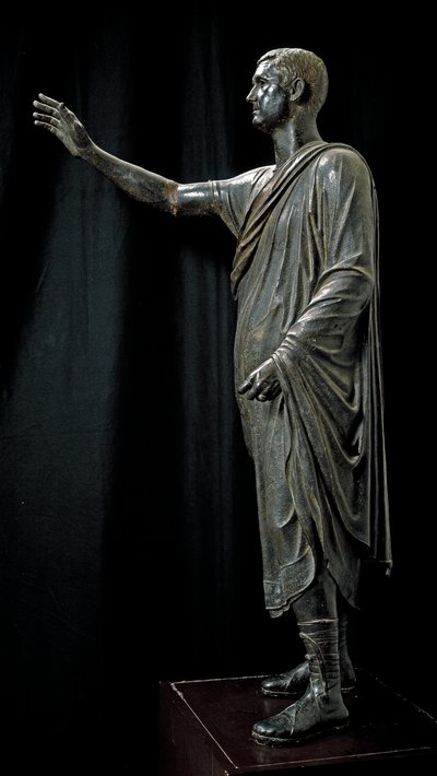 Romersk etruskisk konst: bronsstaty av Aulo Metello kallad Harangueur - 80 f.Kr., från Pila nära Perugia, Dim. 179 cm - Florens, Museo Archeologico - Porträtt av Aule Metele (Aulus Metellus) även känd som Oratorn (L