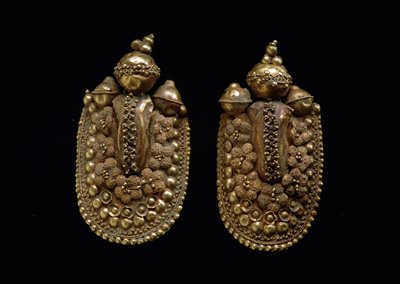 Etruskisk konst: guldörhängen Dim 6 cm Florence Museo Archeologico av Etruscan Etruscan