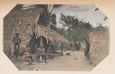 Rödbruna framför sitt hem Surinam Bushneger, Datra (läkare) i Boven Cottica (titel på objekt) av Eugen Klein