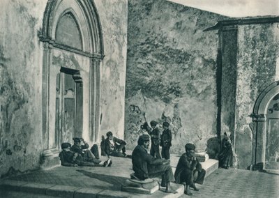 Vilar utanför en kyrka, Taormina, Sicilien, Italien, 1927 av Eugen Poppel