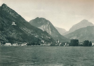 Riva del Garda från Gardasjön, Italien, 1927 av Eugen Poppel