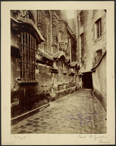 Cour Saint Gervais et Protais] [Domstolen i Saint Gervais och Protais av Eugène Atget