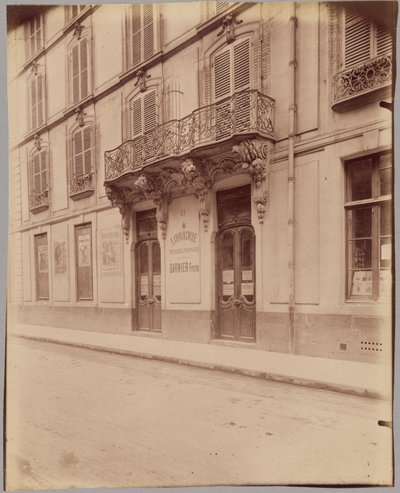 [Librairie Garnier Frères, 6 rue des Saints-Pères]. av Eugène Atget