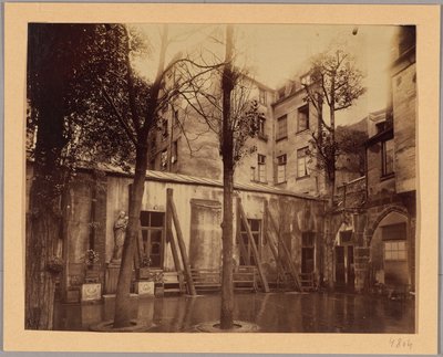 Liten byggnad där Saint-Séverins gamla benhus finns av Eugène Atget