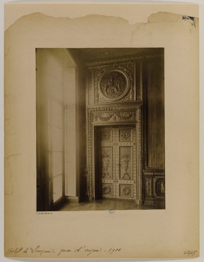 Sniden dörr, interiör, Hotel Lauzun av Eugène Atget