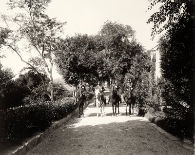 En grupp uniformerade män till häst på gården Lo Zucco, Sicilien, ca 1900 av Eugenio Interguglielmi