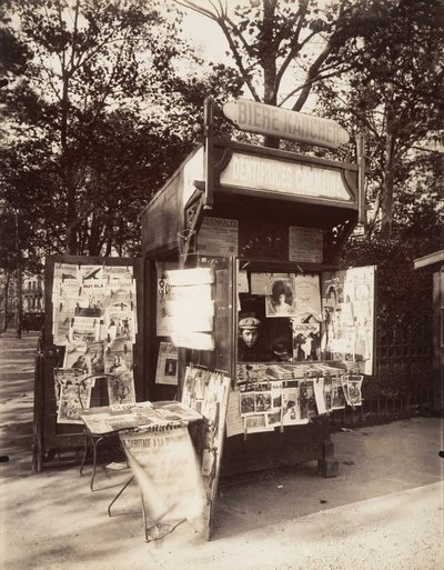 Kiosk i Paris, ca 1910 (sepiafoto) av Eugène Atget