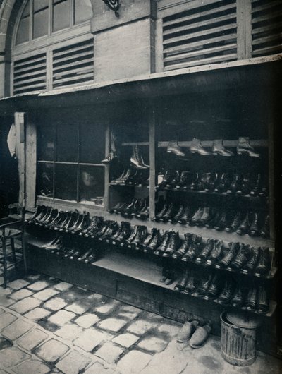 Gamla skor, c1877--1927, 1929 av Eugène Atget